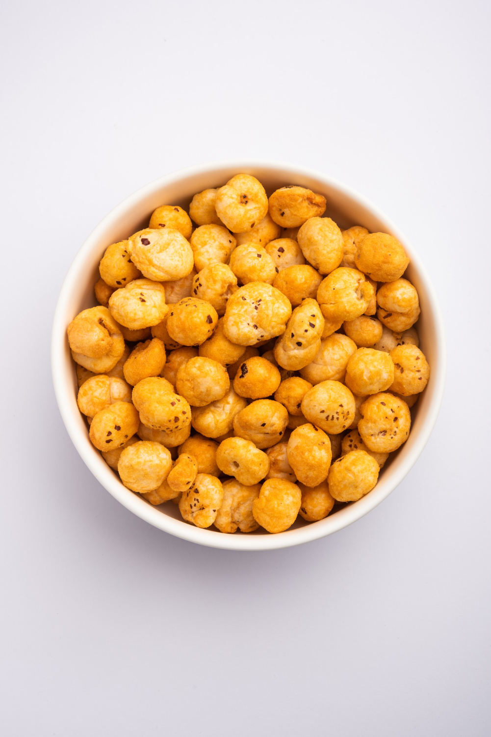 Bowl of roasted makhana seasoned with spices – fresh and healthy snack from a trusted makhana supplier in Bihar